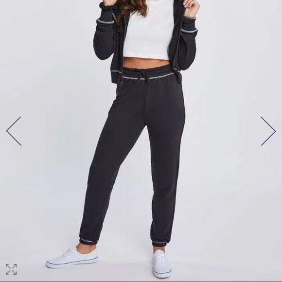 Splendid - Matching pullover, joggers & scrunchie - Picture 2 of 12